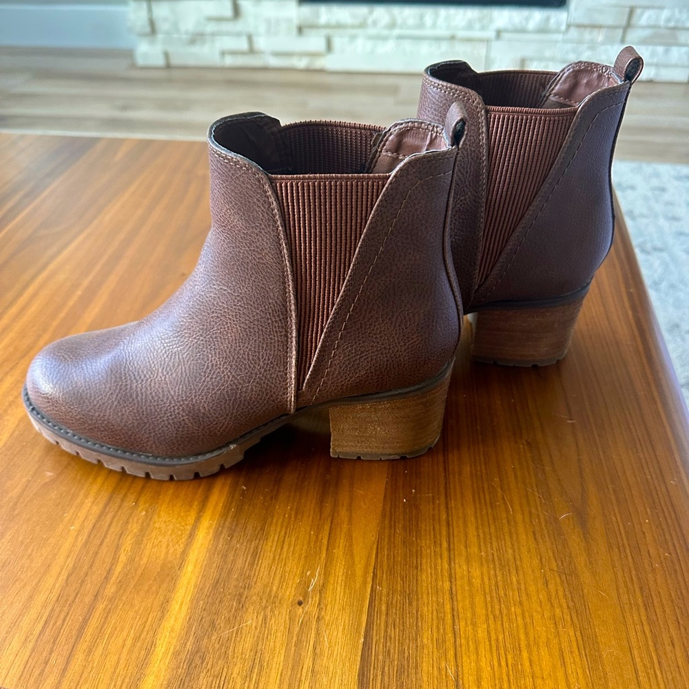 Mia Chelsea Booties size 9